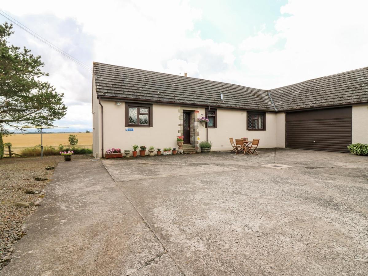 Courtyard Cottage Duns Экстерьер фото